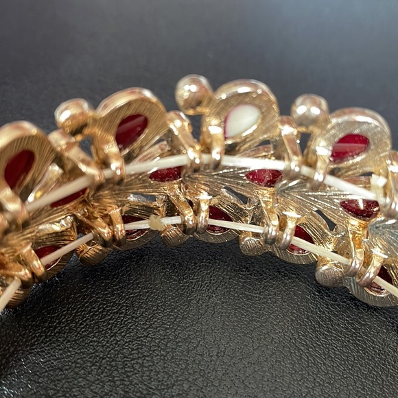 Red Rhinestone stretch bracelet. - Picture 5 of 5